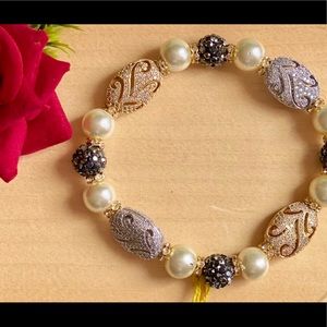 Exquisite Handmade Bracelet in Pearls and Stones